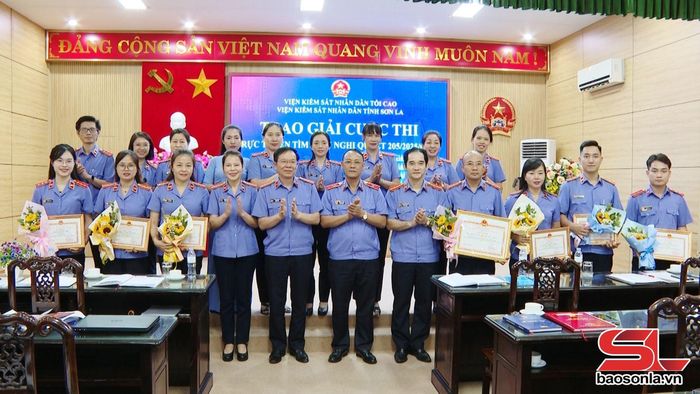 Trao giải Cuộc thi trực tuyến tìm hiểu Nghị quyết 205/2025/QH15 của Quốc hội.