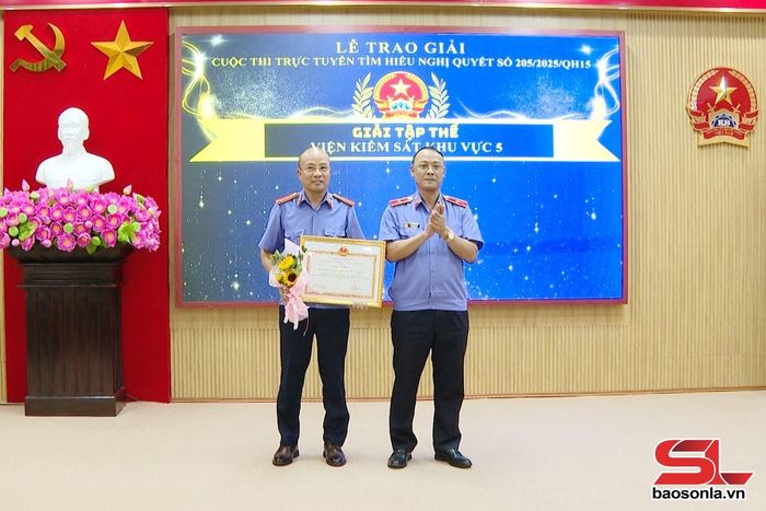 Viện Kiểm sát nhân dân tỉnh tặng Giấy khen cho Viện kiểm sát nhân dân khu vực 5 - Sơn La.