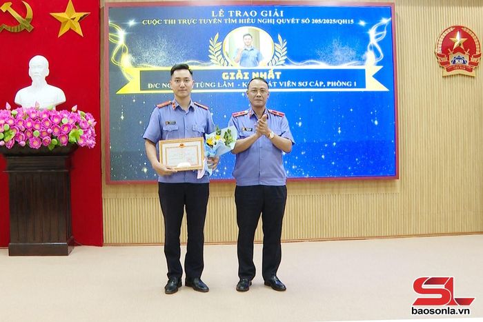 Lãnh đạo Viện Kiểm sát nhân dân tỉnh tặng Giấy khen cho thí sinh đạt giải nhất Cuộc thi trực tuyến tìm hiểu Nghị quyết số 205/2025/QH15 của Quốc hội.