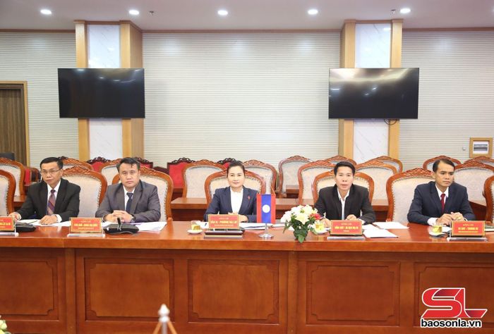 Đoàn công tác Sở Tư pháp tỉnh U Đôm Xay dự cuộc làm việc.