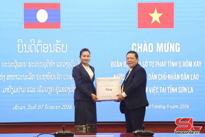 Lãnh đạo Sở Tư pháp tỉnh Sơn La tặng quà Sở Tư pháp tỉnh U Đôm Xay.