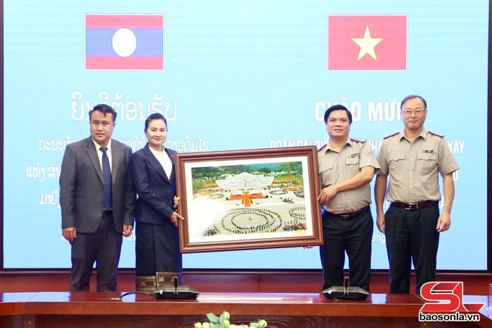 Lãnh đạo Thi hành án dân sự tỉnh tặng quà Sở Tư pháp tỉnh U Đôm Xay. 