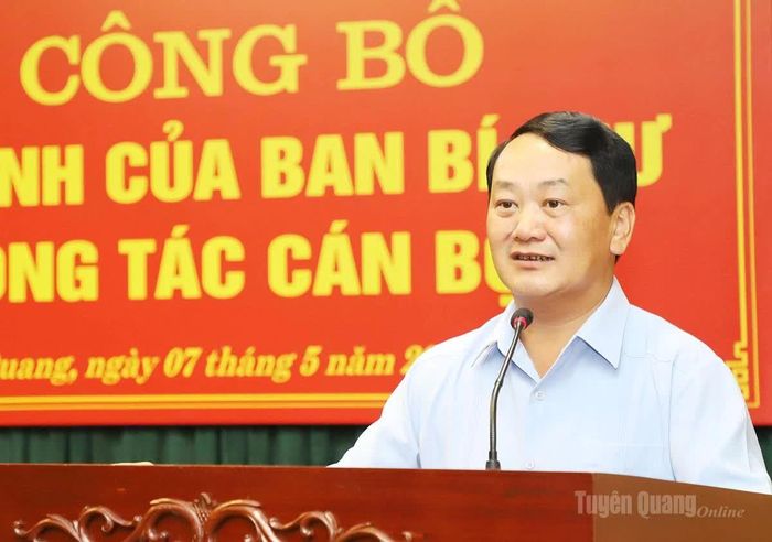 Bí thư Tỉnh ủy Hầu A Lềnh phát biểu chúc mừng đồng chí Nguyễn Đình Cương.