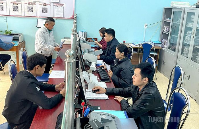 Cán bộ Trung tâm phục vụ hành chính công xã Minh Ngọc phục vụ nhân dân.