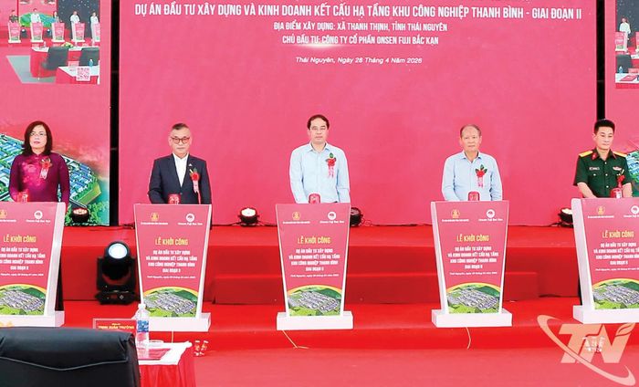Đồng chí Bí thư Tỉnh ủy Trịnh Xuân Trường và các đại biểu thực hiện nghi thức khởi công Dự án đầu tư xây dựng và kinh doanh kết cấu hạ tầng Khu công nghiệp Thanh Bình giai đoạn II, ngày 28/4/2026.