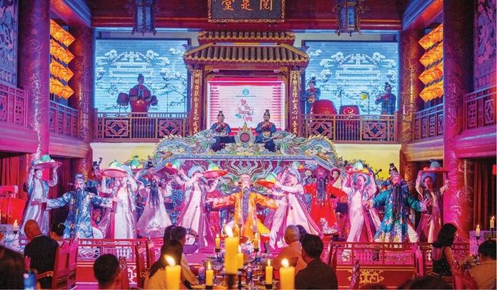  Du khách tham gia chương trình “Dạ yến hoàng cung” tại nhà hát Duyệt Thị Đường - điểm nhấn ẩm thực đặc sắc tại lễ hội mùa hạ - Festival Huế 2026. Ảnh: TTDT