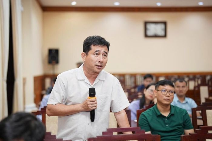 Phóng viên Báo Nhân dân nêu câu hỏi tại buổi họp báo 