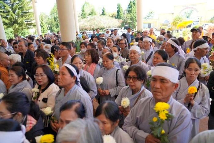 Phật tử các đạo tràng tiễn biệt Trưởng lão Hòa thượng