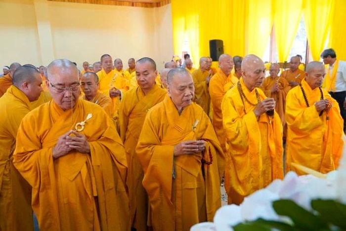 Chư tôn đức dâng hương tưởng niệm