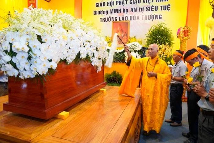 Trưởng lão Hòa thượng Thích Thái thuận phất trần