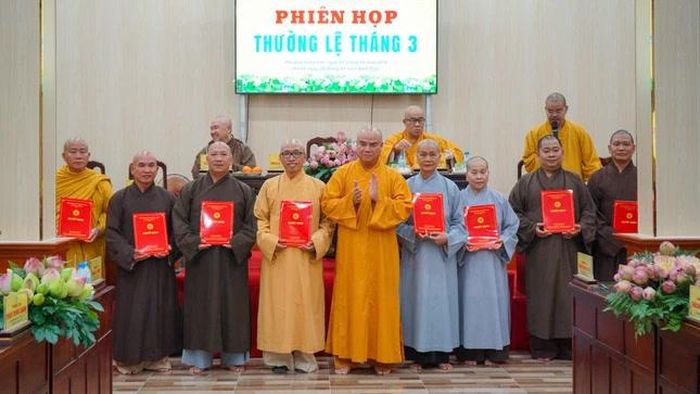 Trao quyết định chuẩn y nhân sự đến chư tôn đức Phó ban, Ban Thư ký Ban Trị sự