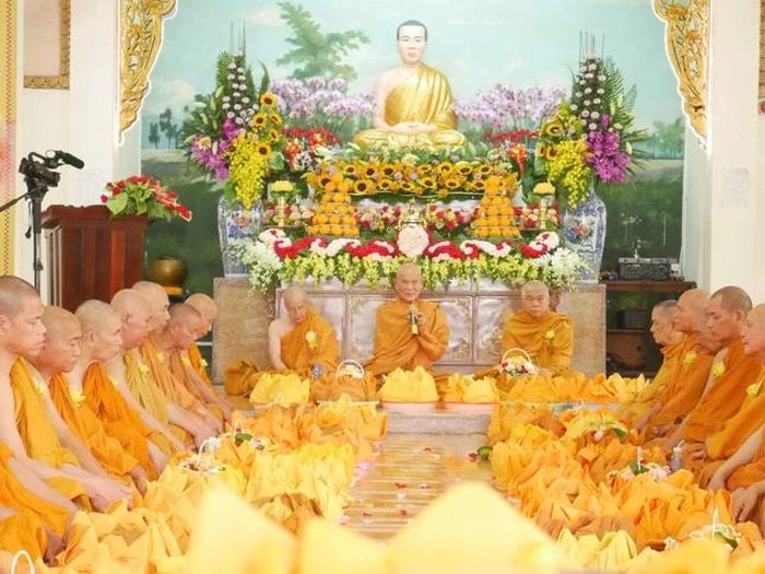 Trưởng lão Hòa thượng Thích Giác Tường ban đạo từ tại khóa lễ dâng y tại tịnh xá Trung Tâm (Bình Thạnh)