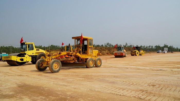 Tranh thủ thời tiết nắng ráo, các nhà thầu đẩy nhanh tiến độ thi công.