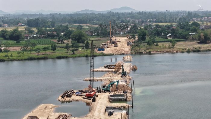Cầu sông Kôn đang đẩy nhanh tiến độ thi công phần hạ bộ, đúc dầm.