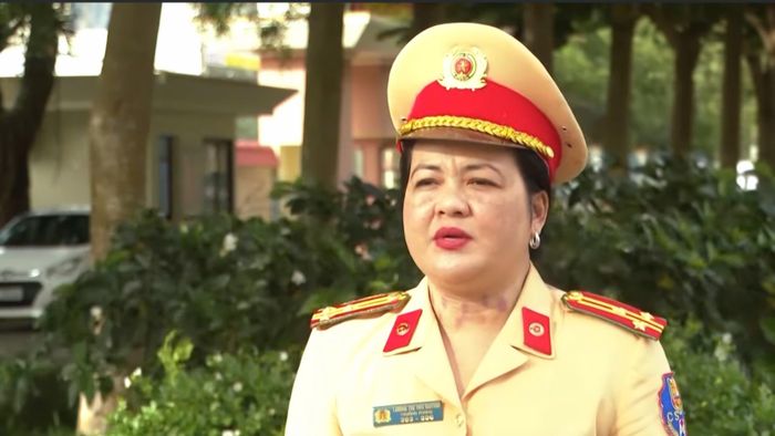 Thượng tá Lương Thị Thu Quỳnh - Trưởng Phòng Cảnh sát giao thông Công an tỉnh Gia Lai trực tiếp chỉ đạo công tác kiểm tra, xử lý vi phạm.