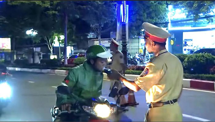 Tổ công tác Cảnh sát giao thông kiểm tra nồng độ cồn đối với người điều khiển phương tiện tham gia giao thông.