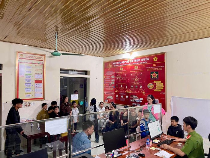 Phụ huynh, học sinh làm thủ tục cấp căn cước, định danh điện tử trong đợt cao điểm tại Nghệ An. Ảnh: H.P
