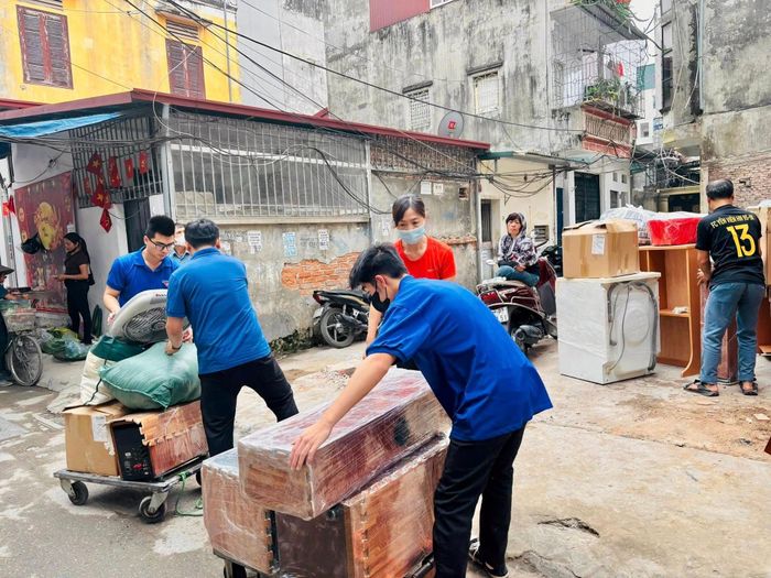 Thanh niên tình nguyện hỗ trợ người dân di chuyển đồ đạc để giải phóng mặt bằng