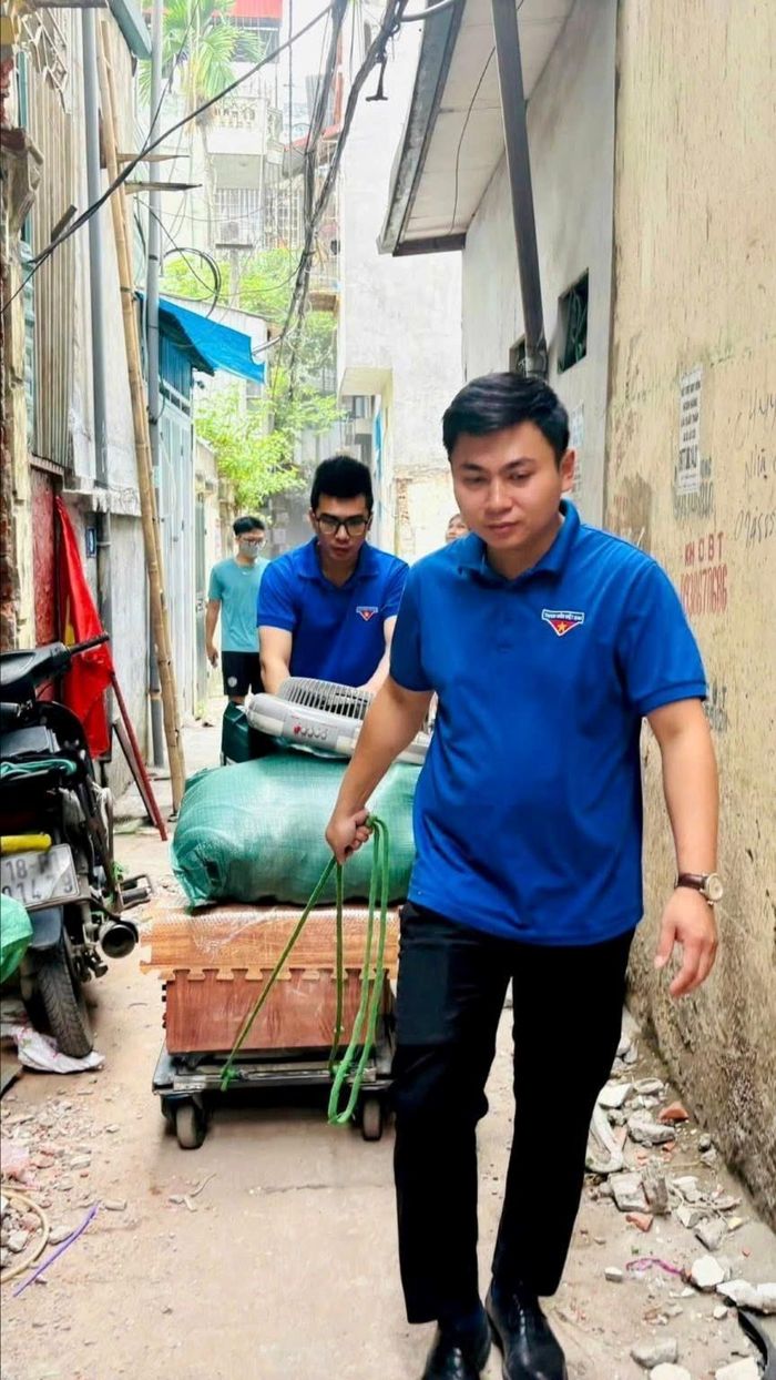Thanh niên tình nguyện hỗ trợ người dân di chuyển đồ đạc để giải phóng mặt bằng