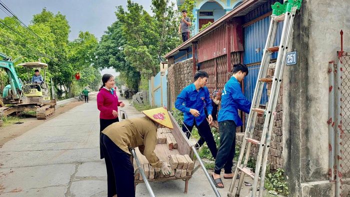 Các đội hình thanh niên tình nguyện được triển khai đến các dự án trọng điểm của thủ đô để hỗ trợ người dân