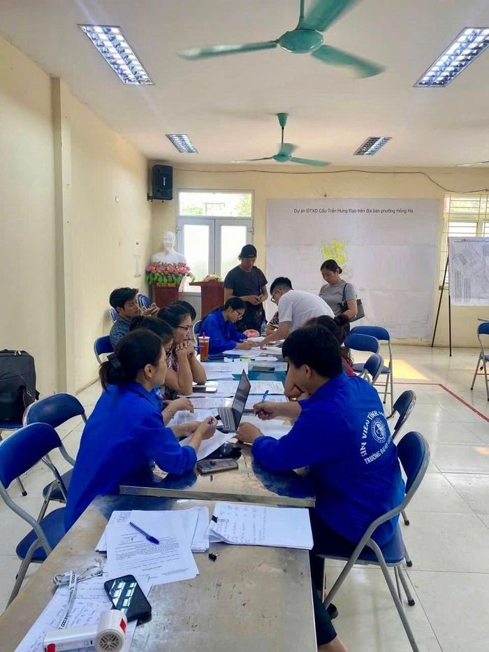 Tham gia cùng các tổ công tác trong công tác tuyên truyền, vận động, đối thoại với người dân, góp phần tạo sự đồng thuận trong quá trình bàn giao mặt bằng