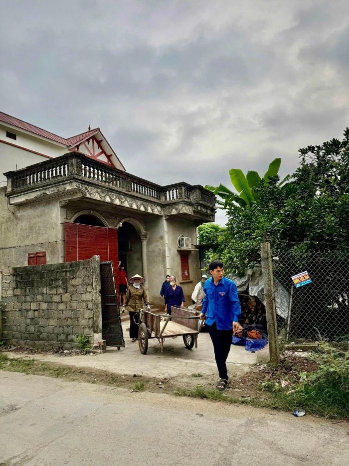 Các đội hình thanh niên tình nguyện được triển khai đến các dự án trọng điểm của thủ đô để hỗ trợ người dân