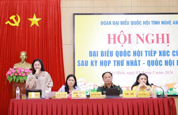Giám đốc Sở Y tế Nghệ An Lê Thị Hoài Chung phát biểu tại Hội nghị tiếp xúc cử tri phường Tây Hiếu
