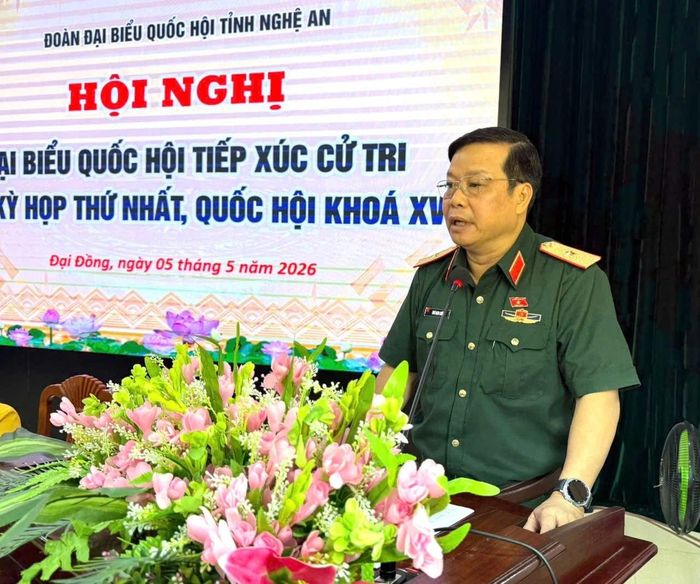 Phó Tư lệnh Quân khu 4, Thiếu tướng Ngô Nam Cường phát biểu tại buổi tiếp xúc cử tri xã Đại Đồng