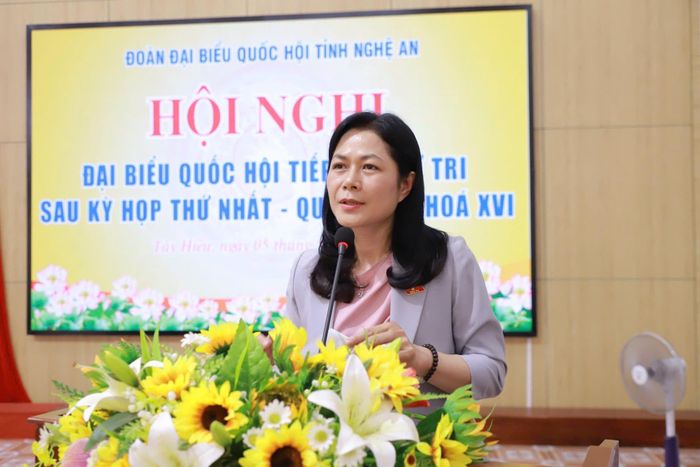 ĐBQH hoạt động chuyên trách tại Ủy ban Công tác đại biểu Vũ Thị Lan Anh phát biểu tại buổi tiếp xúc cử tri phường Tây Hiếu