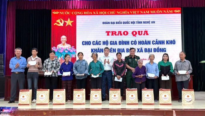 Các ĐBQH tỉnh Nghệ An trao quà cho các hộ dân xã Đại Đồng