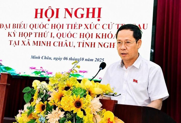 ĐBQH chuyên trách Đoàn ĐBQH tỉnh Trần Nhật Minh phát biểu tại Hội nghị tiếp xúc cử tri xã Minh Châu
