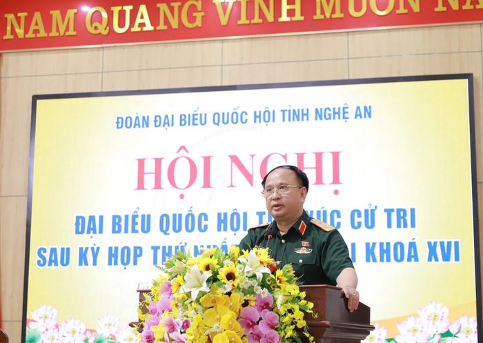 Phó Chủ nhiệm Ủy ban Quốc phòng, An ninh và Đối ngoại, Trung tướng Trần Đức Thuận phát biểu tại Hội nghị tiếp xúc cử tri phường Tây Hiếu