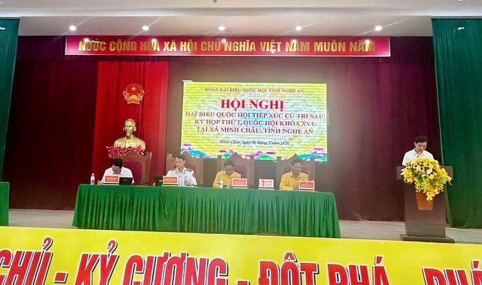 Phó Tư lệnh Pháp luật Cảnh sát biển Việt Nam, Thiếu tướng Lương Đình Hưng và ĐBQH chuyên trách Trần Nhật Minh TXCT xã Minh Châu.
