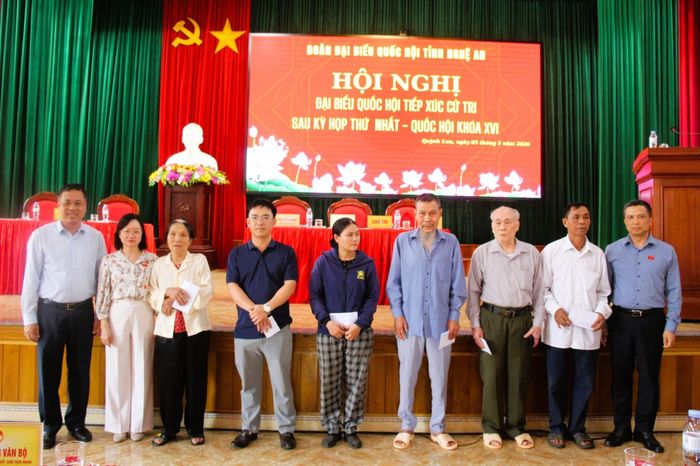 Các ĐBQH tỉnh Nghệ An trao quà cho các hộ dân xã Quỳnh Lưu