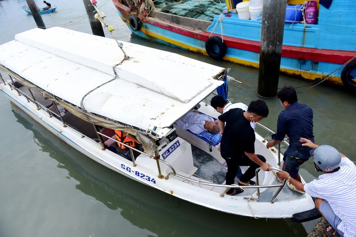 Người bệnh ở xã đảo Thạnh An (huyện Cần Giờ cũ) được đưa đi cấp cứu bằng ca nô của xã - Ảnh: Duyên Phan