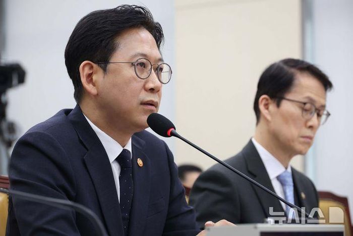 Bộ trưởng Khoa học và Công nghệ Thông tin - Truyền thông Hàn Quốc Bae Kyung-hoon phát biểu tại Quốc hội ngày 29/4. Ảnh: Newsis