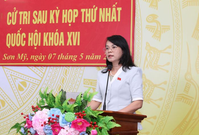 ĐBQH hoạt động chuyên trách tại Ủy ban Kinh tế và Tài chính Phạm Thị Hồng Yến phát biểu tại buổi tiếp xúc