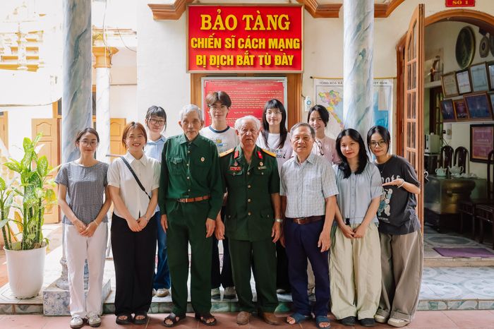 Đại diện Ban Tổ chức dự án “Chuyện thời bình” đến từ Học viện Báo chí và Tuyên truyền chụp ảnh tri ân với ba cựu chiến binh sau buổi tham quan Bảo tàng Chiến sĩ cách mạng bị địch bắt tù đày.