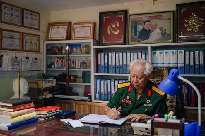 Người lính cụ Hồ cần mẫn "nhặt nhạnh" những mảnh ký ức về một thời binh lửa.