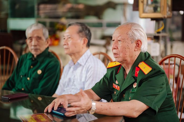 Chân dung ông Lâm Văn Bảng - Giám đốc Bảo tàng, ông Nguyễn Đình Quốc - Ban quản lý Bảo tàng và ông Kiều Văn Uỵch - Phó Giám đốc Bảo tàng (Từ trái sang sang)