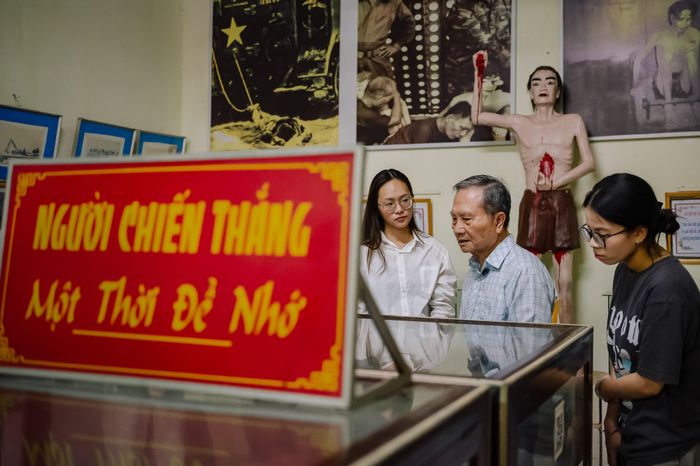 Việc ông miệt mài tiếp đón từng lượt khách dù tuổi cao sức yếu chính là một hành động giáo dục trực quan nhất.