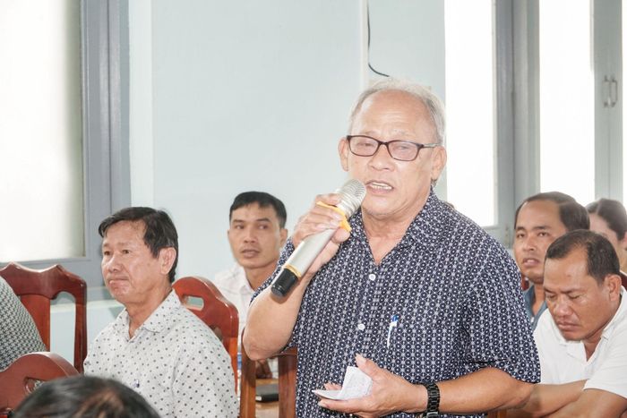 Cử tri xã Hồng Thái phát biểu kiến nghị tại buổi tiếp xúc