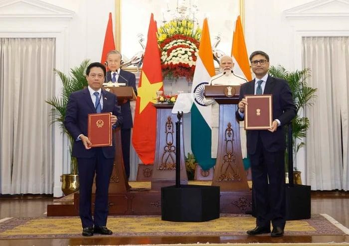 Tổng Bí thư, Chủ tịch nước Tô Lâm và Thủ tướng Ấn Độ Narendra Modi chứng kiến trao các văn kiện hợp tác giữa hai nước. Ảnh: TTXVN.