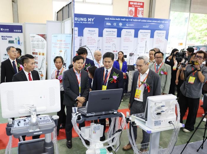 Thứ trưởng Bộ Y tế Vũ Mạnh Hà (hàng đầu, ở giữa) thăm các gian hàng tại Triển lãm Quốc tế chuyên ngành Y dược Việt Nam lần thứ 34.