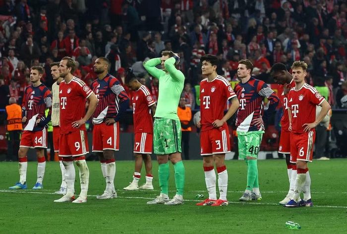 Trái ngược là nỗi buồn của cầu thủ Bayern khi phải dừng bước tại bán kết Champions league. Ảnh: Reuters.