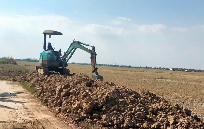 Xe cuốc của ông Thắng tại hiện trường. 