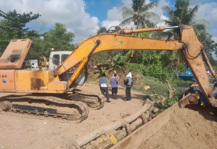 Phương tiện vận chuyển đất sét trái phép của Công ty Ngọc Mạnh tại hiện trường. 