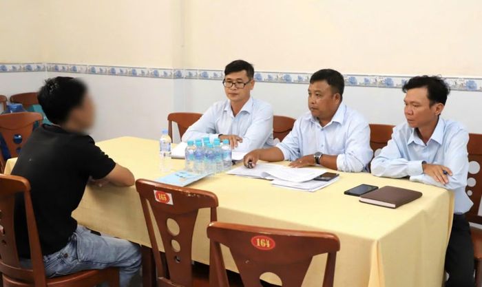 Cơ quan chức năng phường Mỹ Xuyên làm việc với ông Thắng. 