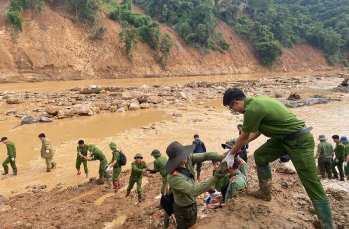 Lực lượng Công an Điện Biên phối hợp cùng chính quyền địa phương mở đường tạm, khơi thông tuyến vào bản Pá Vạt, xã Mường Luân nơi bị chia cắt do sạt lở đất nghiêm trọng.