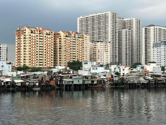Những căn nhà tạm lụp xụp ven Kênh Tẻ.